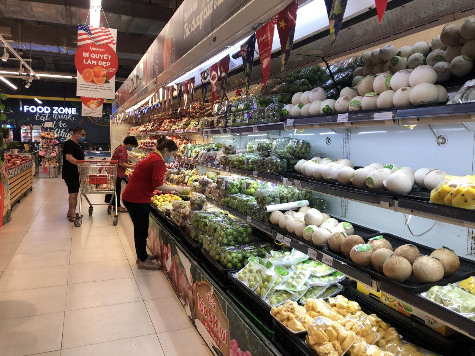 Thị trường hàng hóa tại TP. Hồ Chí Minh khá dồi dào, giúp người dân mua sắm thuận lợi hơn