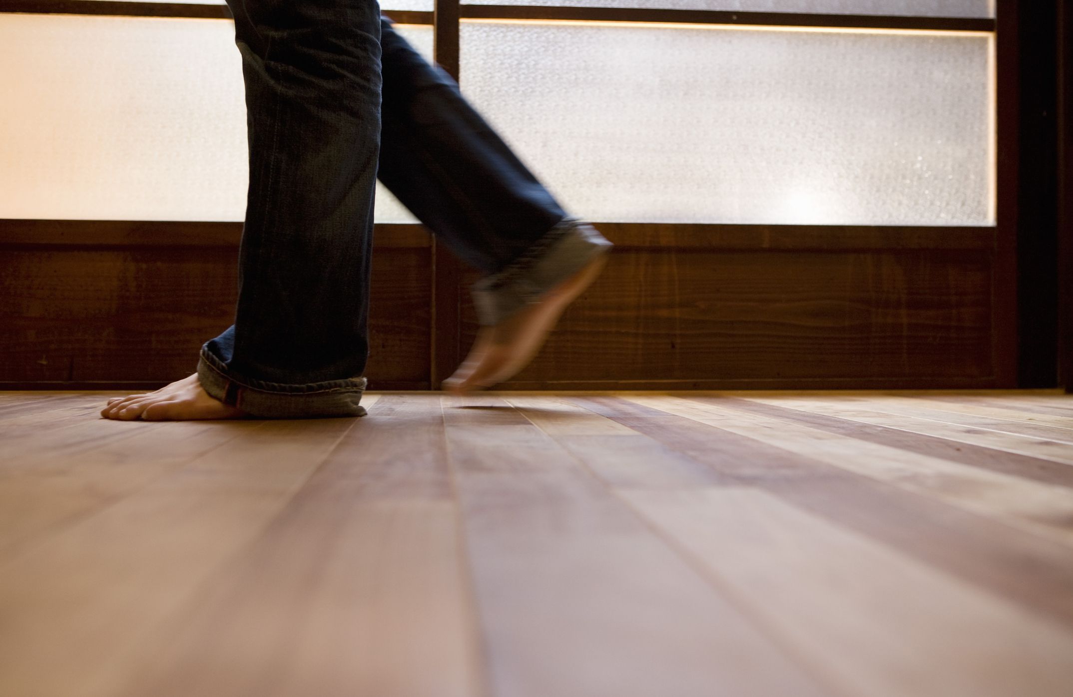 Sàn bằng gỗ phát ra âm thanh khó chịu